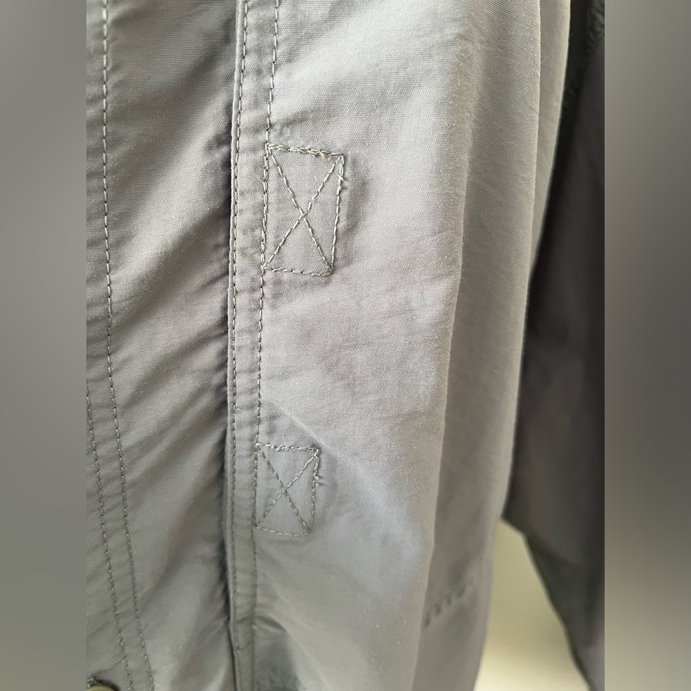 EUC Men's Mountain Hardware Gray shirt - Picture 4 of 16